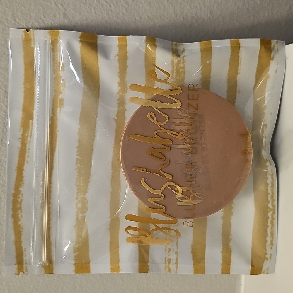 Belle Beauty by Kim Gravel Blushabelle Blusher Bronzer in Island Glow.